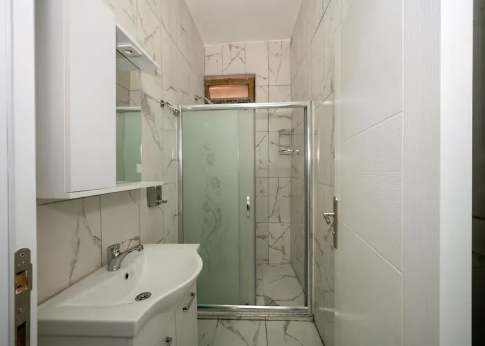 Xalila & Cafe Ladies