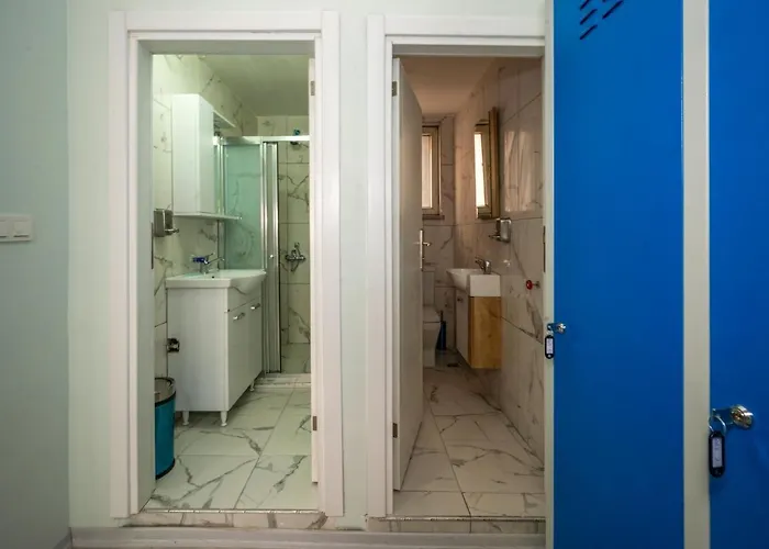 Xalila & Cafe Ladies