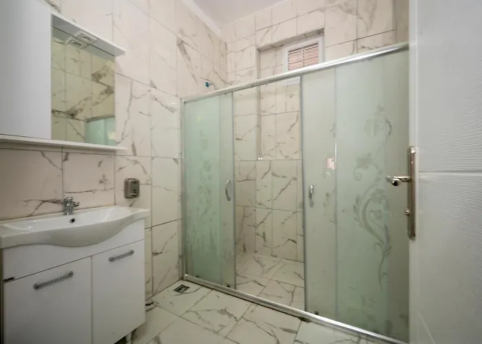 Xalila & Cafe Ladies